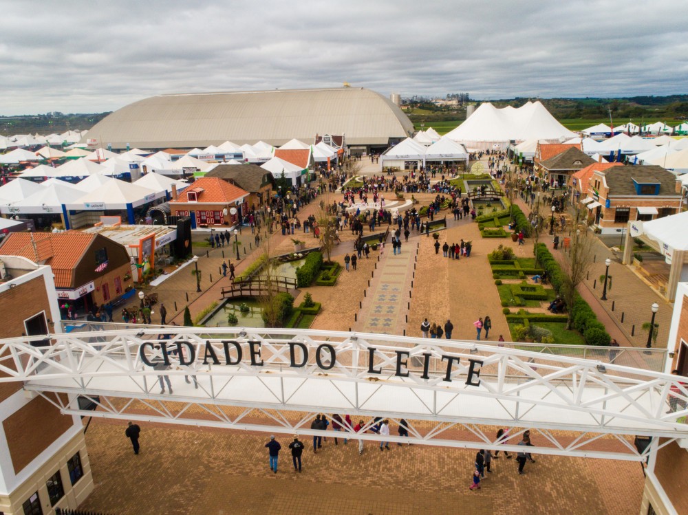 Em 350 mil m² de área total, o Agroleite 2023 receberá 279 empresas, entre expositores, casas e sobrados, e um total de 77 patrocinadores. 