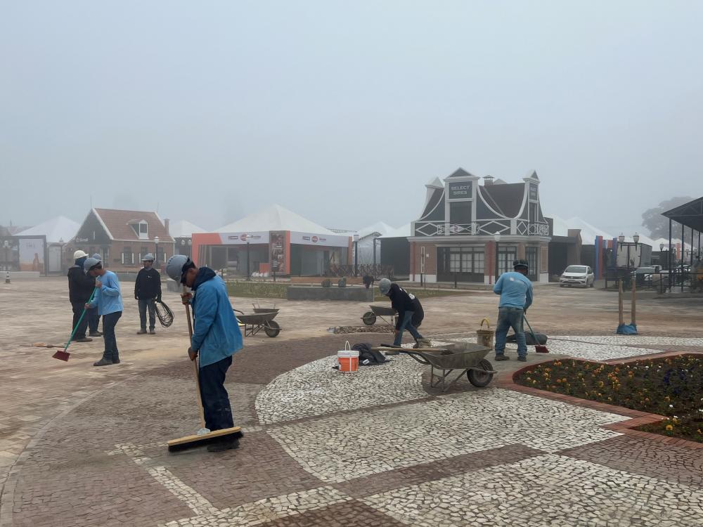 Neste momento decisivo para conclusão de stands e demais estruturas, muitas pessoas estão mobilizadas e dedicadas ao trabalho no espaço, grande movimentação para deixar o parque lindo para receber os visitantes de diversas partes do país e do mundo. 