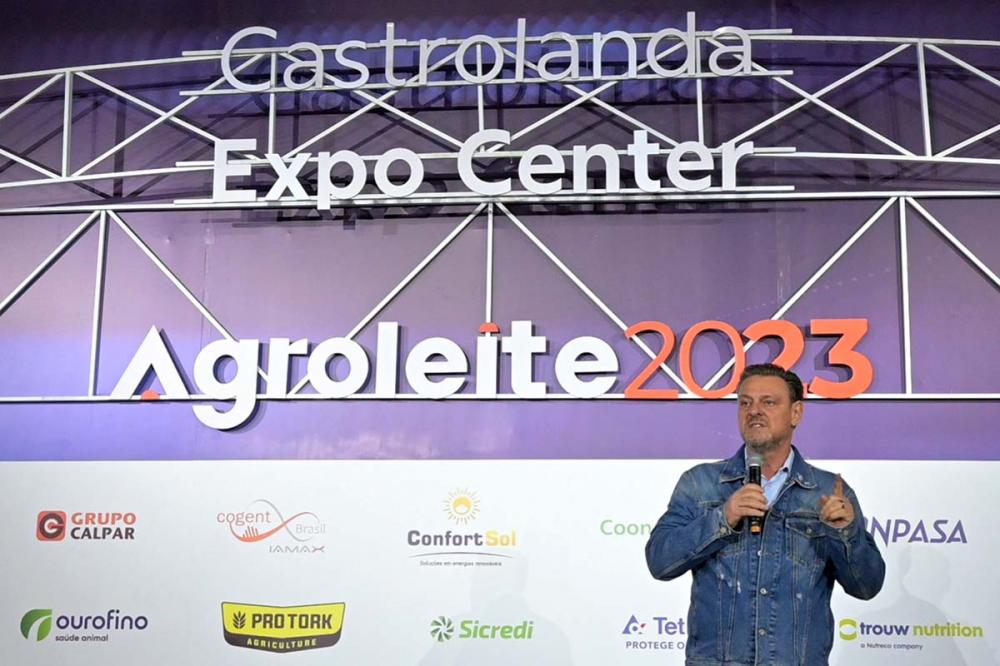 A aquisição, a preço de varejo, de leite em pó, é uma das ações que visa enxugar o mercado e garantir rentabilidade às cooperativas e, consequentemente, aos produtores. Foto Toninho Anhaia