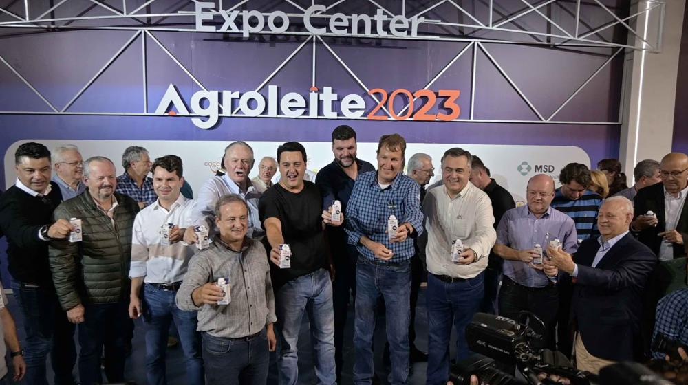 Na Agroleite, feira que reúne inovações e tecnologias voltadas à cadeia leiteira, e anunciou o repasse de R$ 19 milhões para a saúde e a infraestrutura de Castro, nos Campos Gerais. Foto Toninho Anhaia
