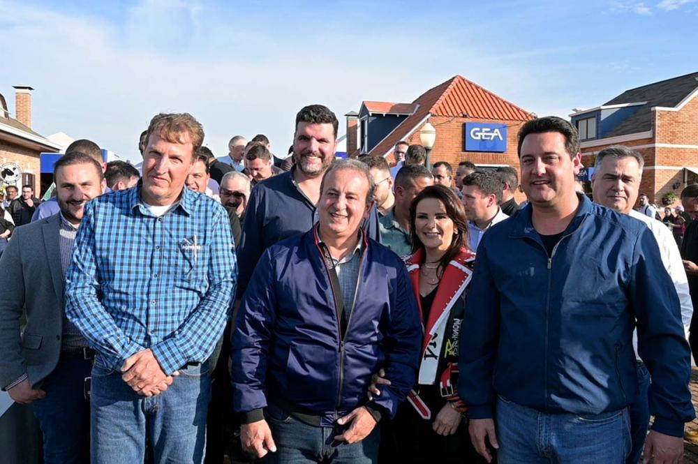 Governador Ratinho Júnior anuncia investimentos estratégicos enquanto a Assembleia Itinerante se envolve em diálogo próximo e atencioso com a comunidade durante a Agroleite 2023, em Castro.