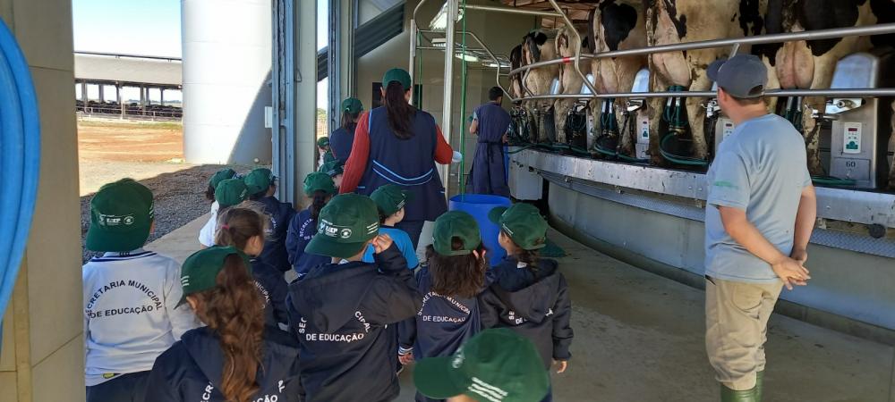 Explorando as origens: Crianças conhecem como é realizada a ordenha das vacas durante uma emocionante jornada educativa no projeto 'Nas Trilhas do Leite'. Foto Arquivo pessoal