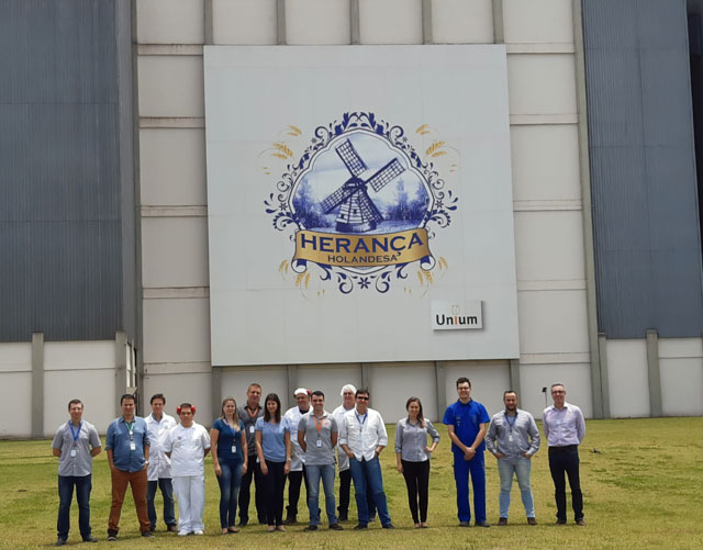 Colaboradores celebram a recertificação do moinho de trigo Herança Holandesa pela ISO 22000 Crédito: divulgação Unium