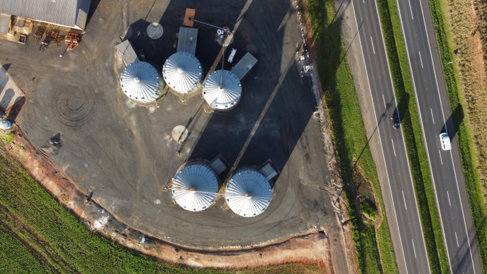 As cooperativas e empresas integradoras interessadas devem apresentar requerimento informando a quantidade e a capacidade de armazenamento de silos que desejam construir, assim como o valor total da transferência requerida.