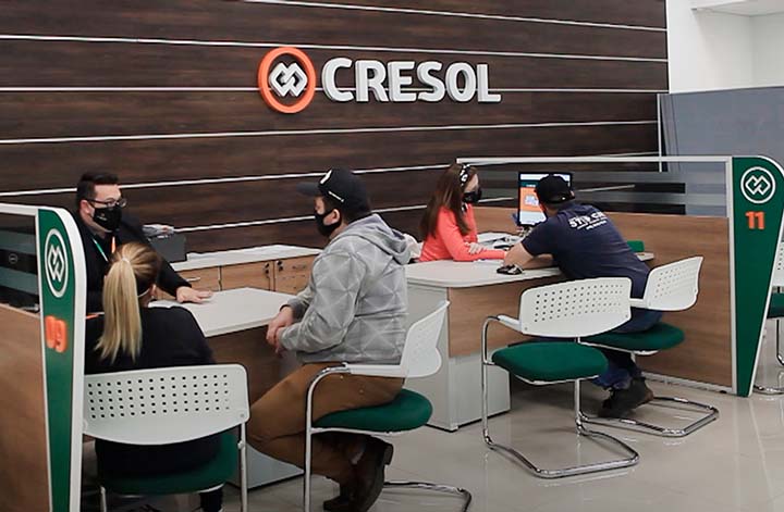  Em 25 anos de existência, a Cresol tem evoluído para oferecer o melhor aos cooperados, harmonizando as ações de tecnologia e relacionamento com as pessoas. 