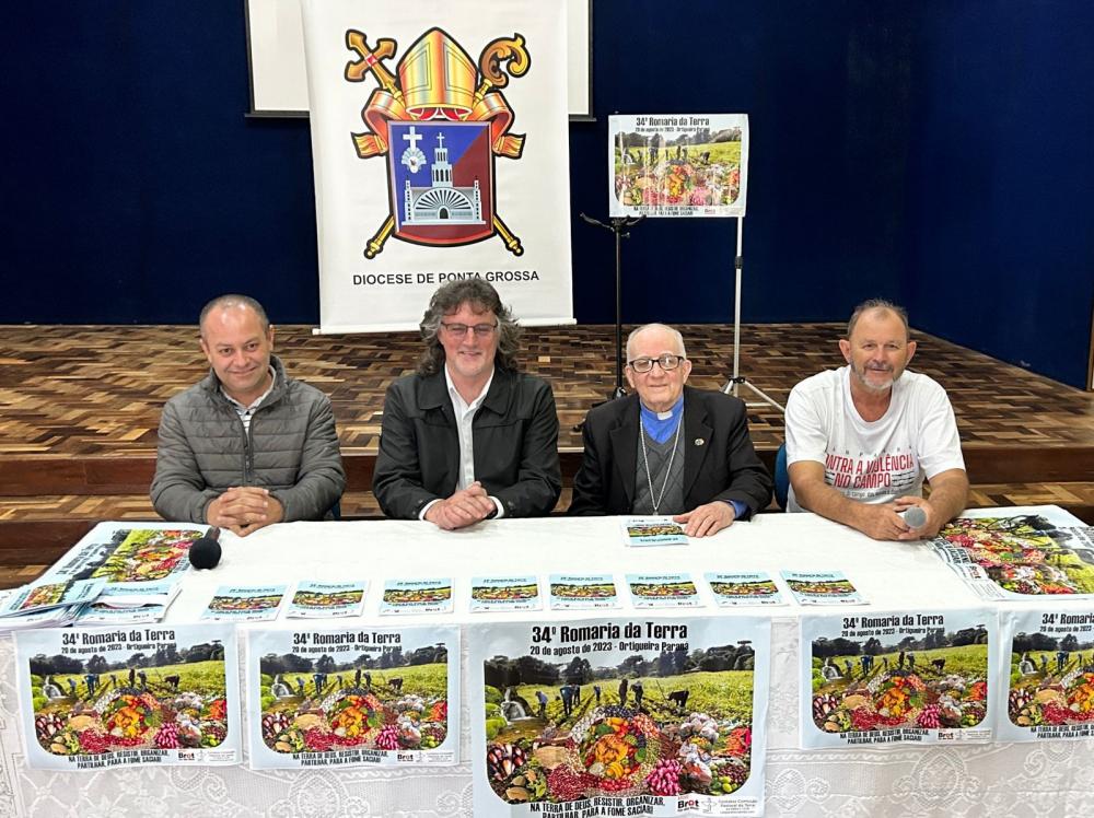 O secretário Alexandre, padre Joel, Dom Sergio e padre Dirceu