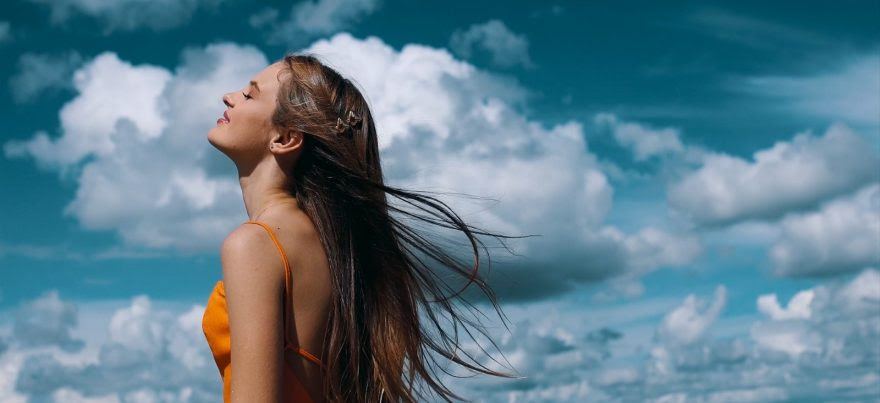 Giovanna Barbiero estreou no último final de semana, no TVZ Experimente do Multishow, o novo clipe da artista, “Não Vou Te Contar”.
