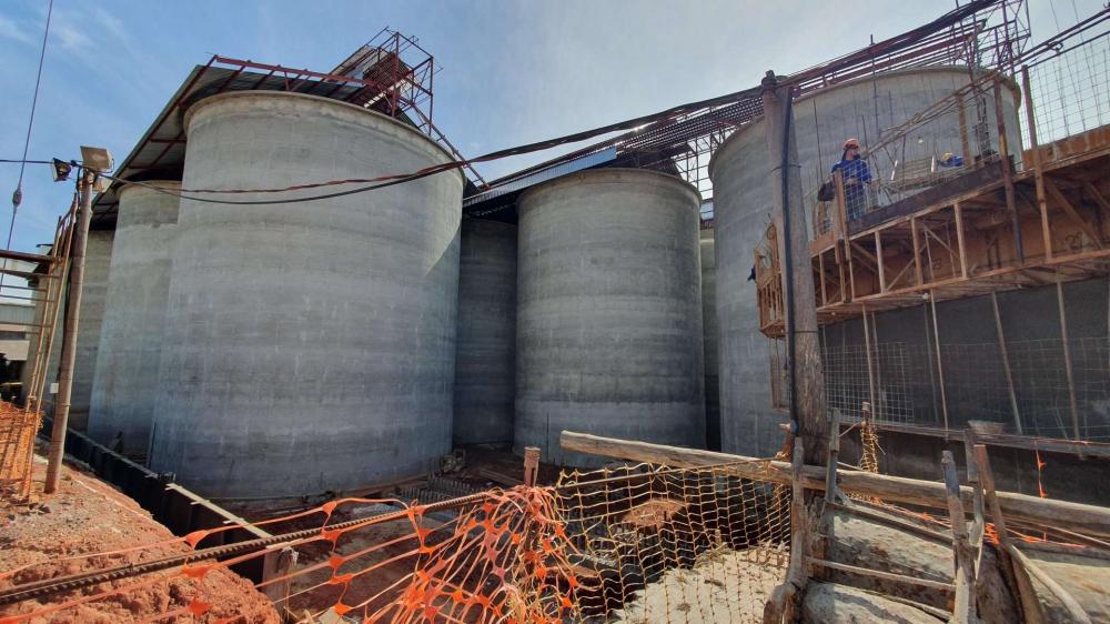 Construção em andamento dos silos armazenadores da unidade da Capal em Itararé/SP.