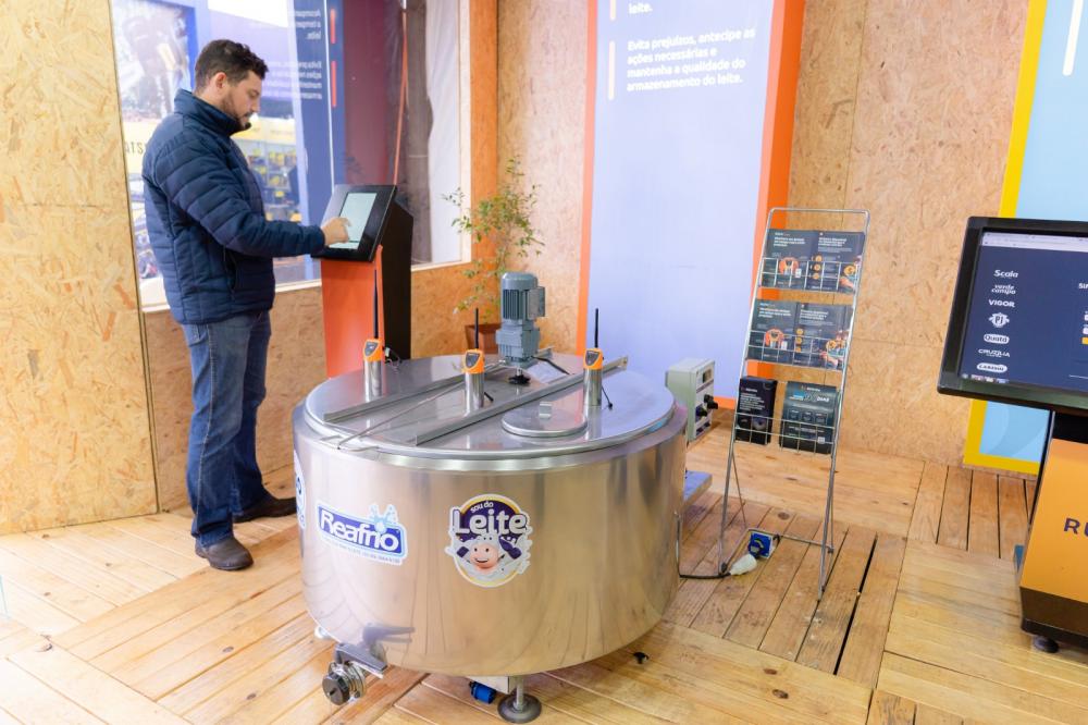 Leonardo Araújo, Gerente Comercial da Rúmina, demonstrando o funcionamento do sensor de monitoramento de leite em tanques de armazenamento.