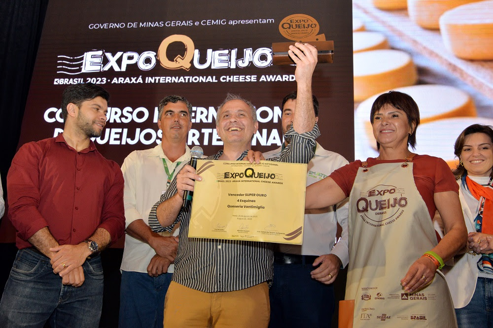 Um queijo Toscano de casca tratada produzido na região da Patagônia, na Argentina, foi o grande campeão do Concurso Internacional de Queijos Artesanais da Expoqueijo Brasil 2023, principal premiação do setor na América Latina.