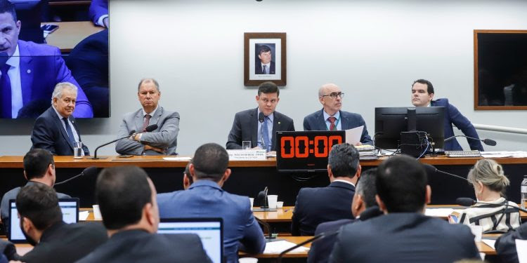 A audiência será realizada às 10h, no Plenário 6 da Câmara. Estão confirmados representantes da Embrapa, da Universidade Federal de Lavras (UFLA), do Sindicato Nacional das Empresas de Aviação Agrícola (Sindag), e de entidades representativas dos setores 
