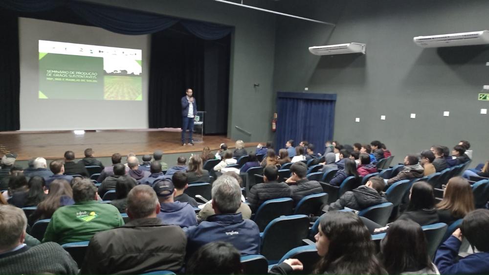 Produtores rurais de Tibagi aprendem sobre as melhores práticas para uma safra de grãos sustentável. 