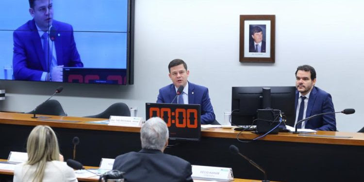 O deputado Tião Medeiros foi o requerente da audiência pública e explicou que alguns estados e municípios têm proibido a aviação agrícola que permite a aviação aérea, tratando o tema de maneira equivocada sem conhecimento. 