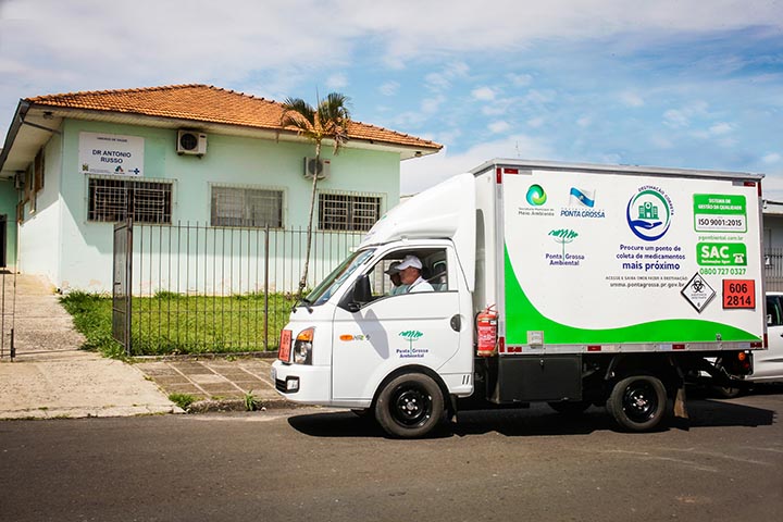 As máscaras devem ser descartadas no lixo comum, e nunca para o reciclável.