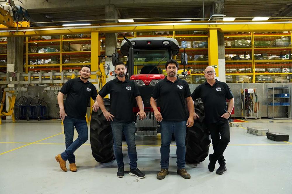 Da esquerda para a direita, Cezar Bronzati, Tiago Fadel, Fernando Viana e José Schlosser/ Divulgação Massey Ferguson