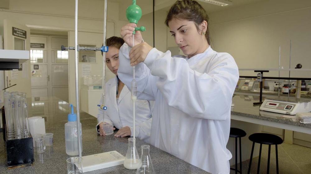 Investir em pesquisa no agronegócio proporciona diretamente o melhoramento dos produtos fornecidos ao consumidor final e o aumento da renda dos pequenos e médios produtores. Foto do Centro Mesorregional de Excelência e Tecnologia do Leite (CMETL) na Unive