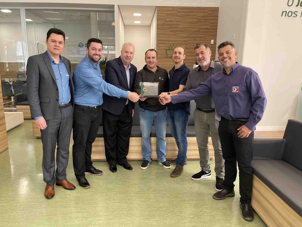 Para celebrar a marca de dois mil associados, uma placa de reconhecimento foi entregue para a empresa GGT Agro.