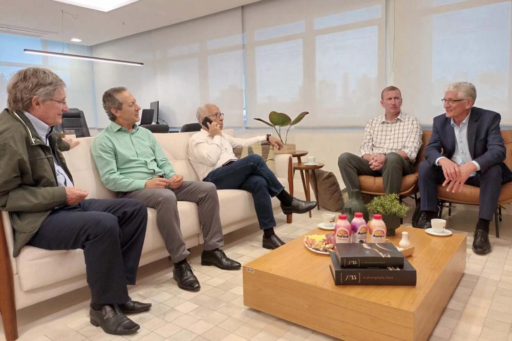 O secretário Norberto Ortigara aproveitou a visita a Chapecó para se reunir com o presidente da Cooperativa Central Aurora de Alimentos, Neivor Canton Foto: SEAB