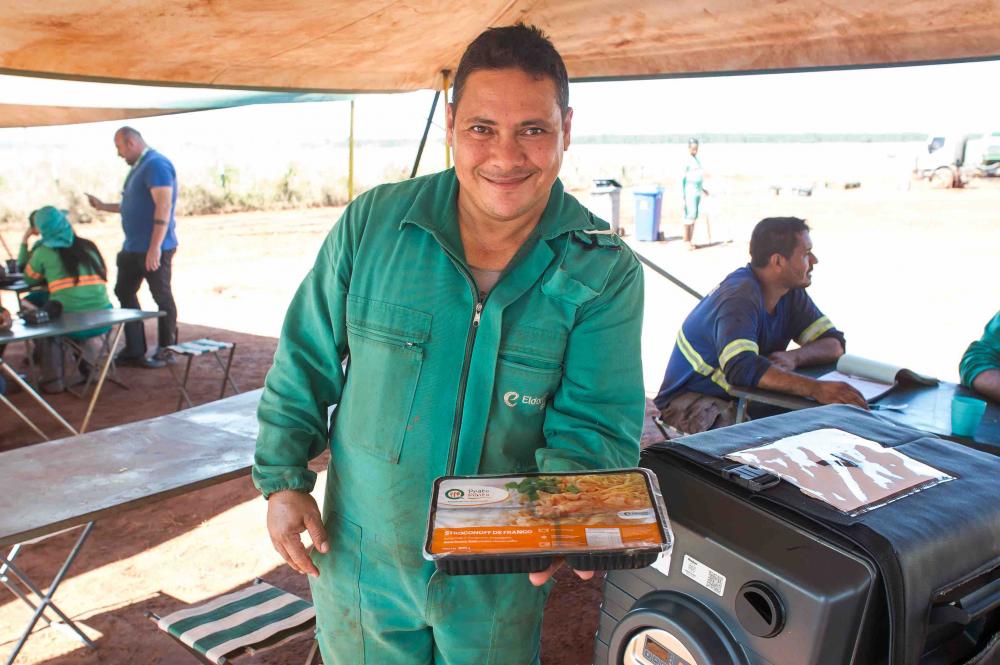 Para transportar e aquecer o alimento, foi desenvolvida a EldBox, uma caixa que armazena até 40 refeições de uma vez, de acordo com o tamanho das equipes no campo. Foto Divulgação