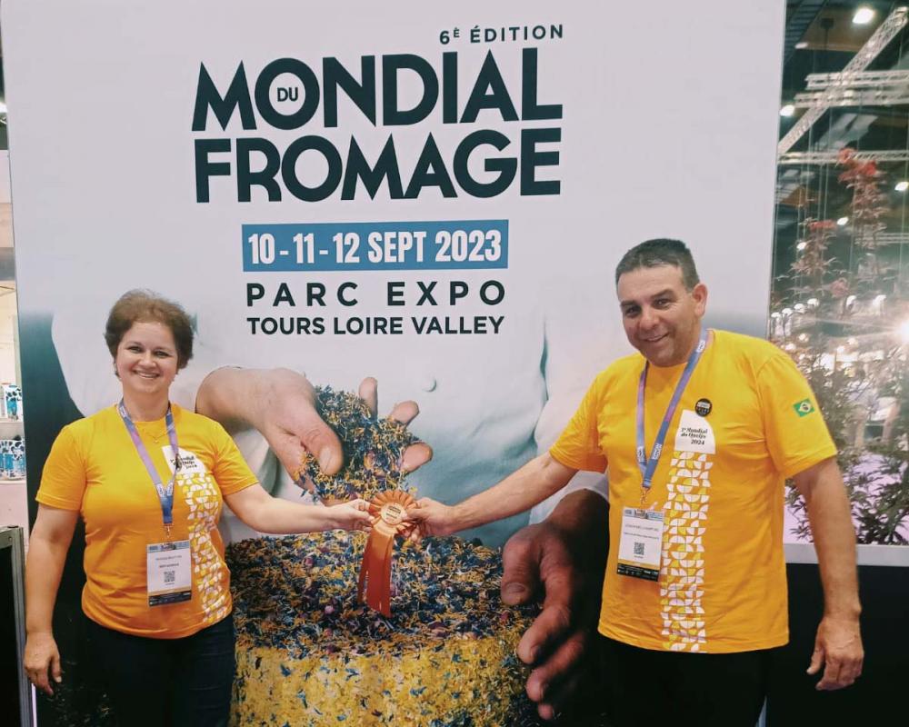 Leomar e Marisa, associados da Capal, receberam medalha de bronze com o queijo autoral Maná Safrás, produzido na propriedade da família (Sítio Aliança), com a ajuda dos filhos Lucas Alexandre Martins e Daniela Maria Alexandre Martins. O
