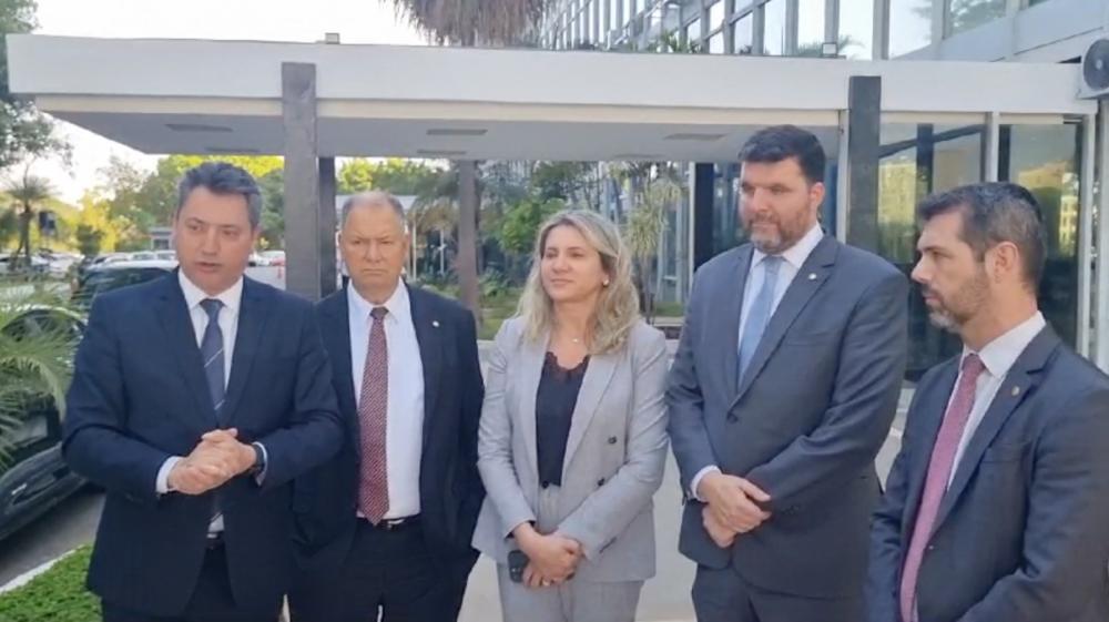 Representantes da Frente Parlamentar da Agropecuária (FPA) e do governo federal se reúnem para discutir apoio a produtores rurais.