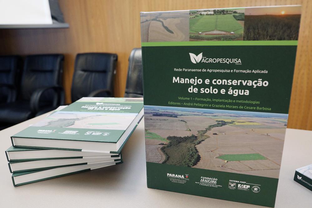 O livro “Manejo e conservação de solo e água”, lançado dia 22 de agosto, que deve se tornar referência para acadêmicos, pesquisadores, professores, técnicos de campo e, claro, produtores rurais do Brasil.