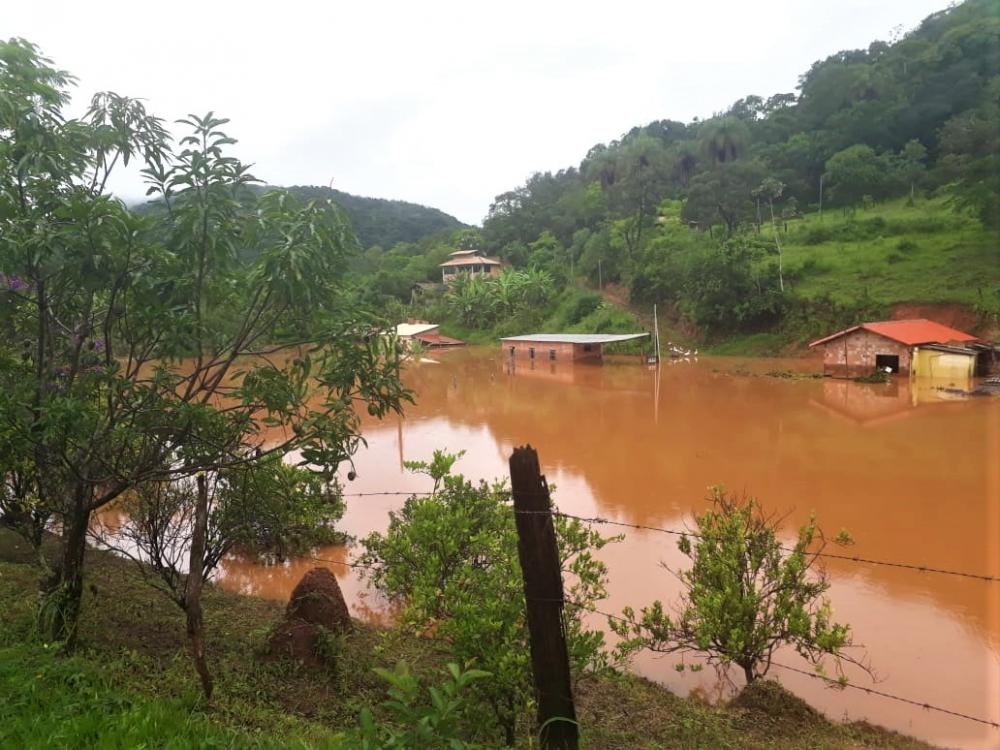 Segundo a Emater-MG, o solo que não apresenta cobertura vegetal recebe o impacto direto da chuva.