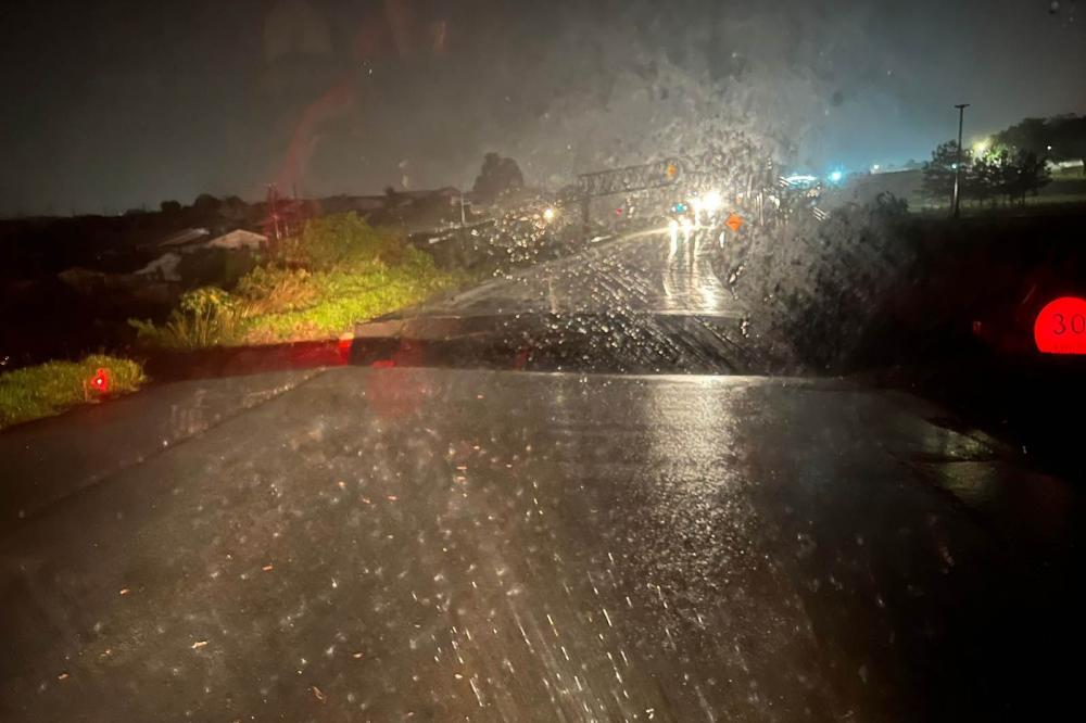 Pavimento da PR-151 cede em Jaguariaíva e tráfego está bloqueado Foto: DER-PR