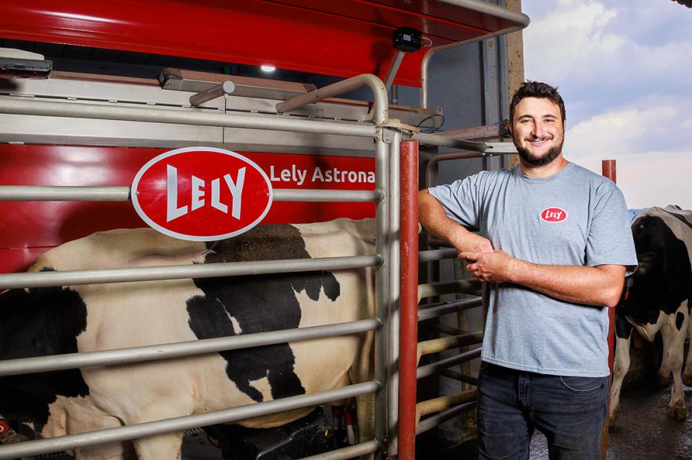 O produtor, Fabiano Mariani, em sua propriedade localizada no município de Seara (SC) Créditos: arquivos Lely