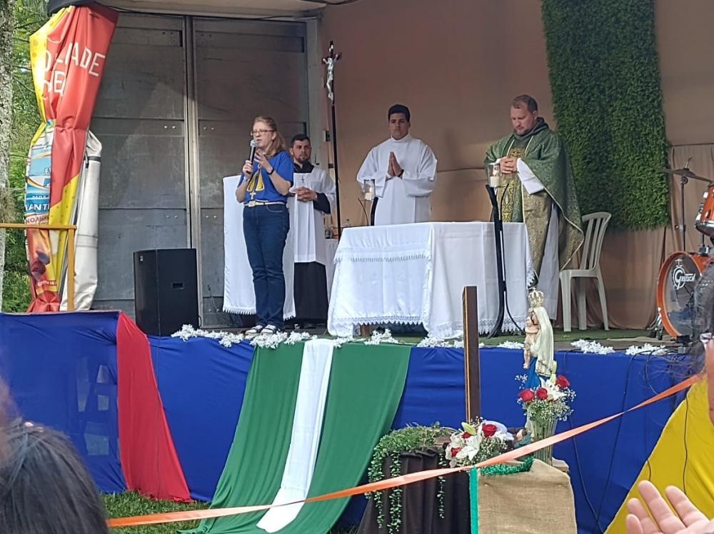 Flávia explica aos catequistas o concurso Fotos Diocese Ponta Grossa