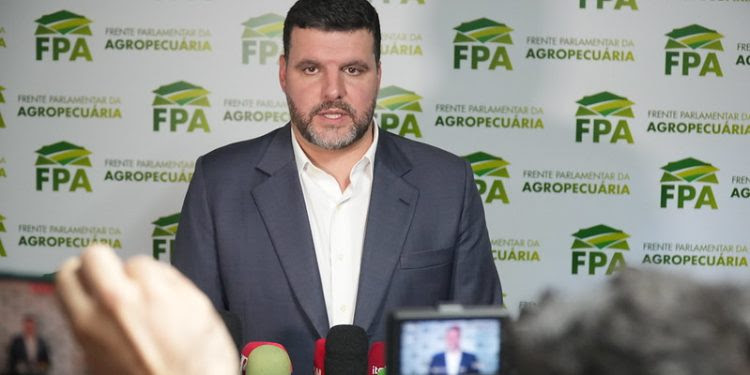 “Nós estamos mobilizados para derrubar esses vetos que são extremamente excessivos. Acabaram, desvirtuaram completamente a lei que foi aprovada pelo Congresso Nacional,” disse o presidente da FPA, deputado Pedro Lupion (PP-PR).  Foto FPA.