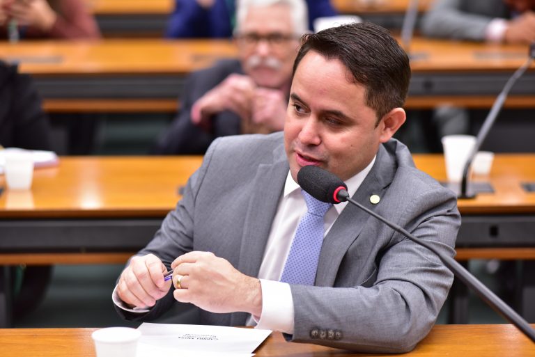 Gabriel Mota diz que proposta corrige injustiça no setor. FotoZeca Ribeiro/Câmara dos Deputados 
