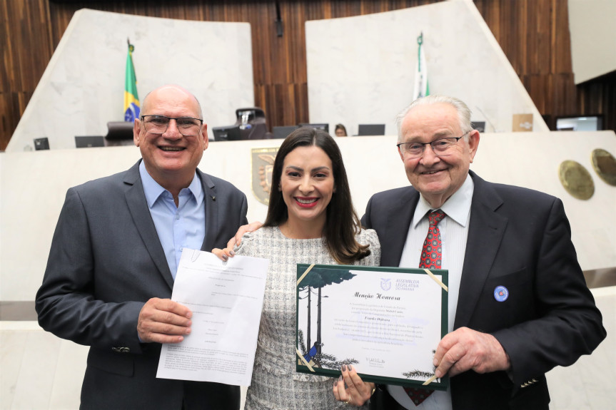 A parlamentar entregou entregou menção honrosa ao Franke Dijkstra, em razão de seu empenho e pioneirismo para a difusão, divulgação e estabelecimento do sistema de plantio direto no Brasil, papel importante que teve ao lado de Nonô Pereira e Herbert Bartz