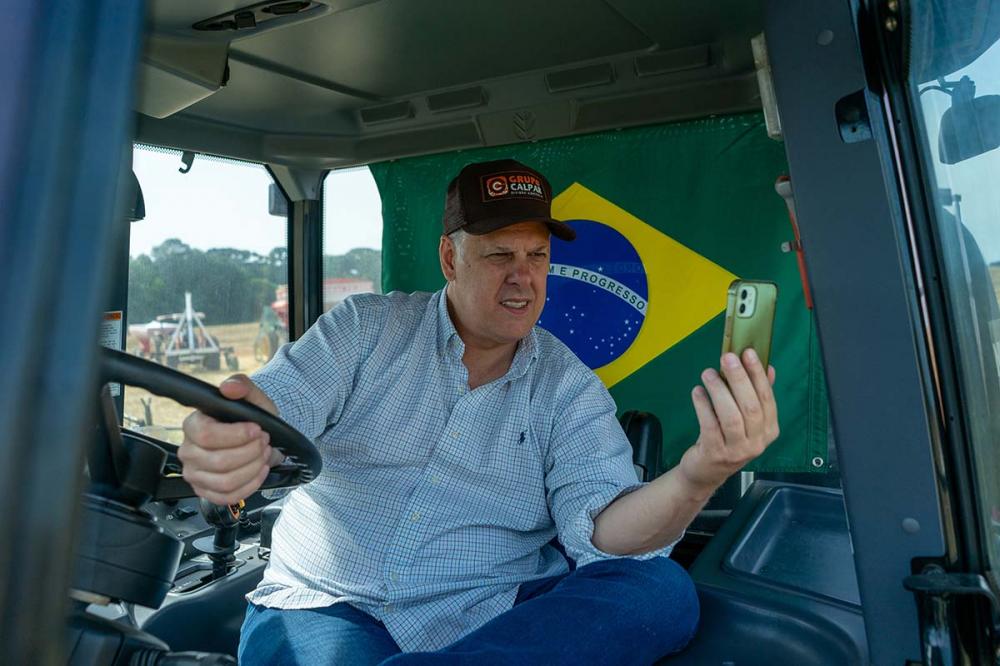 Paulo Bertolini participou ao vivo do evento dentro da cabine do puverizador da Fazenda Tronco, em Castro (PR). Fotos Grupo Calpar