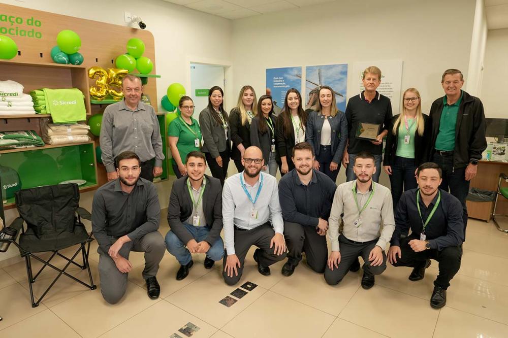 Para celebrar a marca de dois mil associados, uma placa de reconhecimento foi entregue para a empresa Agrovaarwerk.