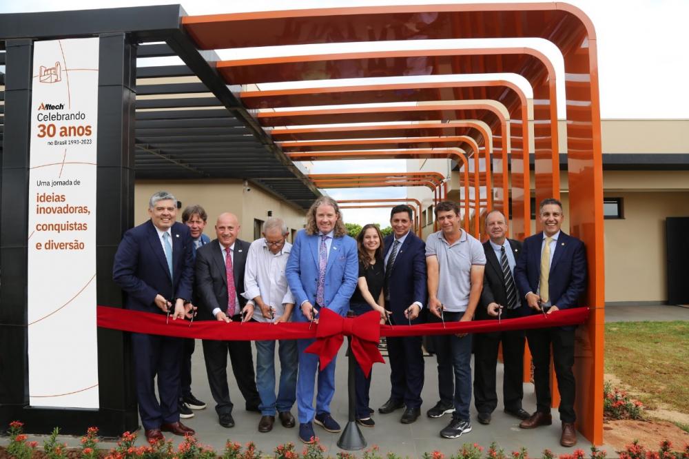 Dr. Mark Lyons, presidente e CEO da Alltech, com os líderes da empresa na inauguração das novas instalações para colaboradores na planta de São Pedro do Ivaí, no Paraná.