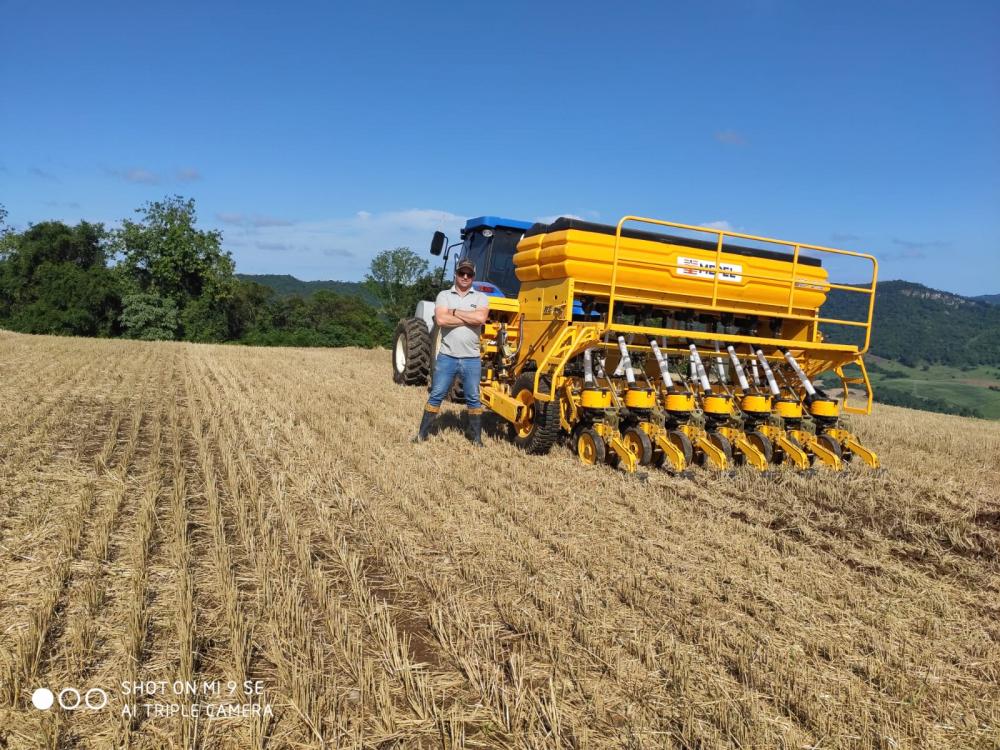  O agricultor Ivanio Zanon, em sua propriedade no município de Faxinal do Soturno, região central do Estado do Rio Grande do Sul