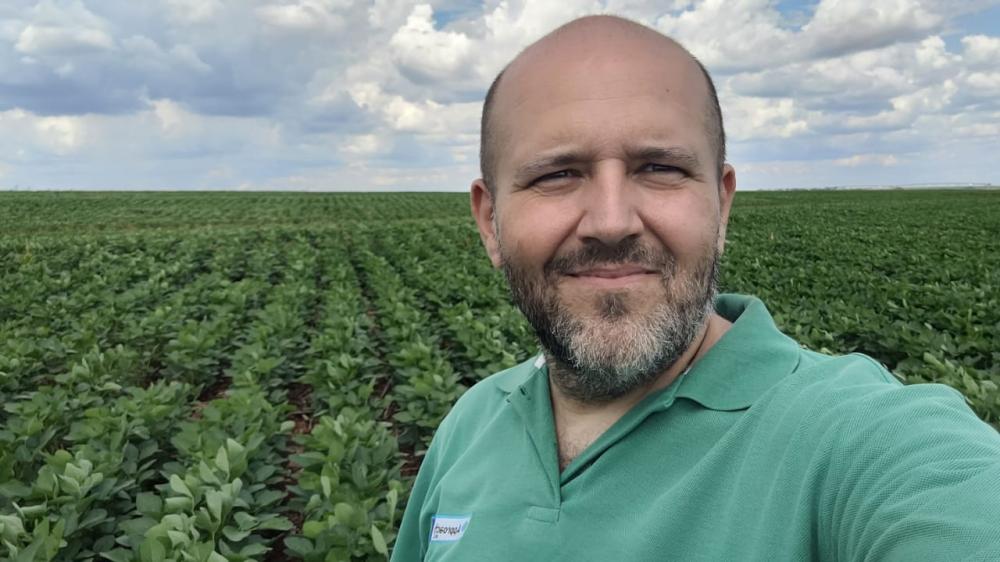 De acordo com Dias Rosa, a combinação entre pouca chuva e calor extremo “acelera demais o ciclo de pragas, especialmente lagartas”. Ele enfatiza que esse cenário “sinaliza um ano difícil” em relação ao manejo de lagartas