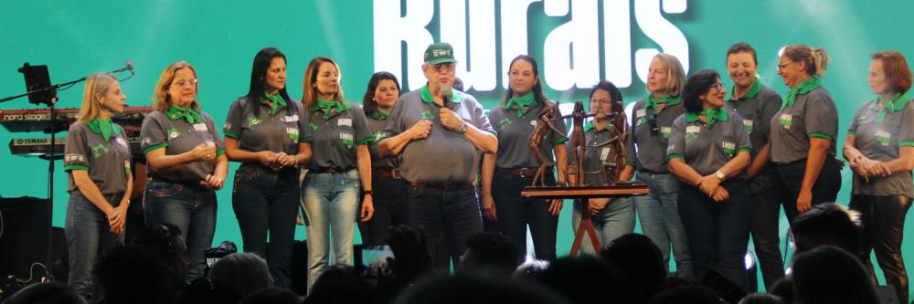 Presidente do Sistema FAEP/SENAR-PR recebeu reconhecimento público por seu apoio a movimento que soma mais de 2 mil produtoras paranaenses