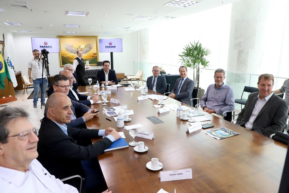 O governador Carlos Massa Ratinho Junior recebeu nesta segunda-feira (4) os presidentes da Associação Comercial Industrial de Chapecó (ACIC), Leonir Antônio Broch, e da Aurora Coop, Neivor Canton, para apresentar o estágio atual do projeto da Nova Ferroes