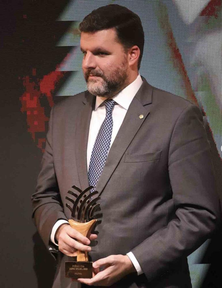 A premiação foi feita em quatro categorias: comunicação, pesquisa e desenvolvimento, política e destaque. Pedro Lupion recebeu a homenagem por conta de sua atuação política.Foto divulgação