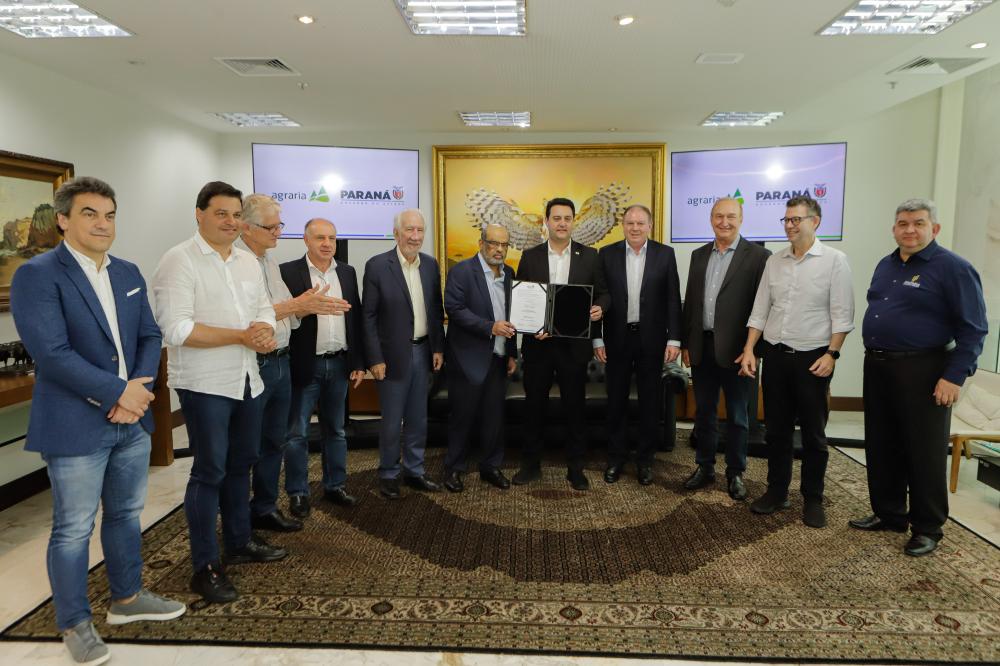 O governador Carlos Massa Ratinho Junior e o presidente da Agrária, Adam Stammer, assinaram um protocolo de intenções que inclui a ampliação da indústria de milho e aveia no programa de incentivos fiscais do Governo do Estado.