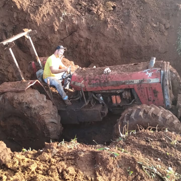 Trator furtado em Cantagalo é encontrado enterrado em Campina do Simão após sete meses de buscas. Fotos Policia Militar do Paraná.