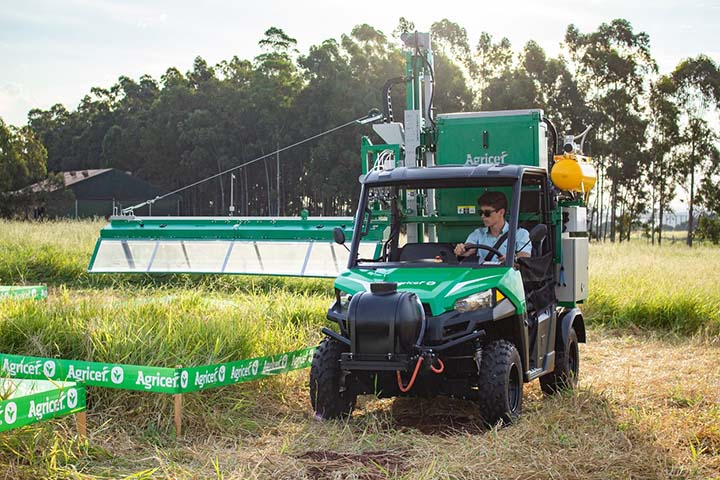 Os testes e análises de defensivos e fertilizantes são feitos em estações experimentais ou centros de pesquisa, que avaliam os insumos em laboratório e no campo.