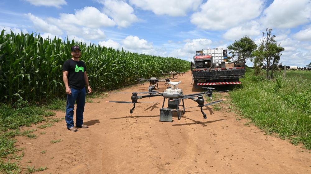 A pulverização com drones oferece aos produtores rurais eficiência, sustentabilidade e produtividade economia. Fotos Toninho Anhaia