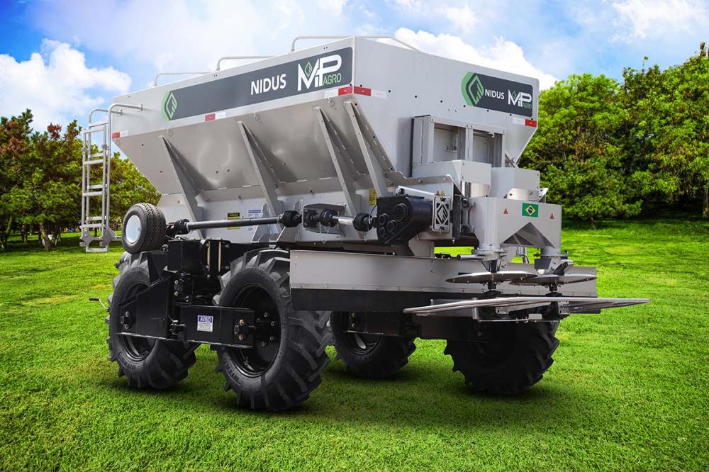 O distribuidor Nidus 12000 tem capacidade de carga de 6m³, além de rodado tandem articulado. A faixa de aplicação é de até 36 metros, e assim como todos os equipamentos da MP Agro, é confeccionado 100% em aço inox.