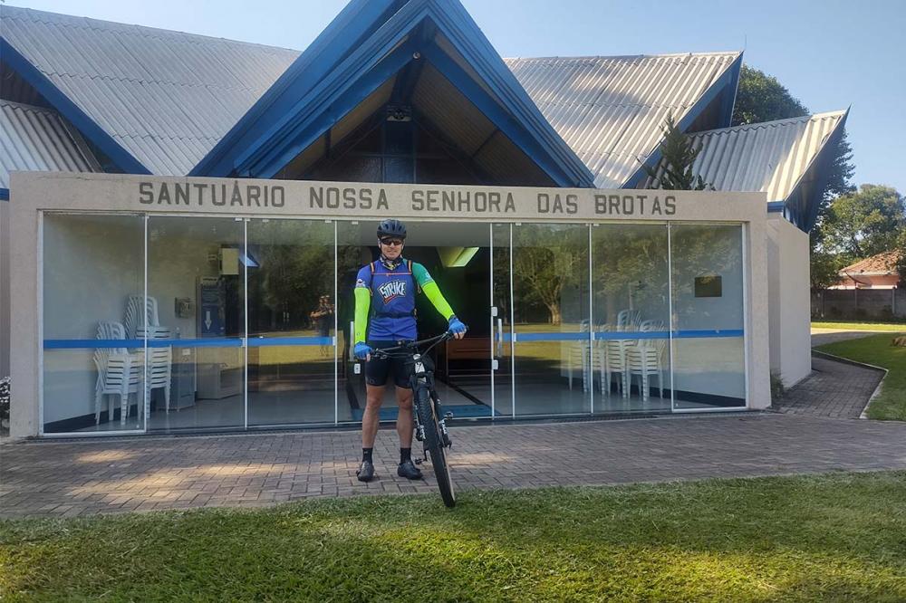 Bruno Henrique dos Santos pedala por seis dias, partindo do Portal da Rota do Rosário, Santuário Nossa Senhora das Brotas, agradecendo por 2023 e buscando bênçãos para o novo ano. Foto Toninho Anhaia