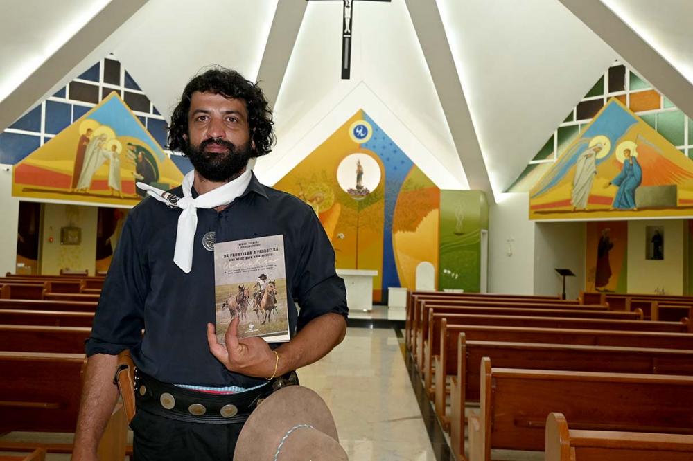 Adestrador de cavalos espera que o livro inspire pessoas a valorizar a amizade, a fé e a família. 