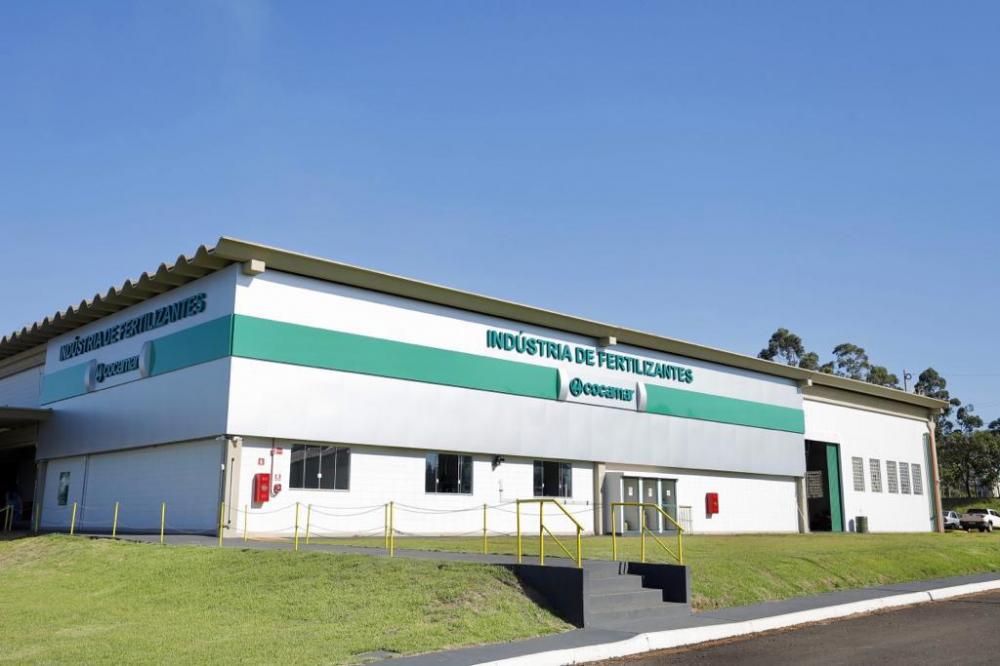 Nas novas instalações, situadas em um terreno de 64 mil metros quadrados com quase 10 mil metros quadrados de área construída ao lado da BR-376, a unidade industrial vai iniciar também a produção de fertilizantes sólidos.
