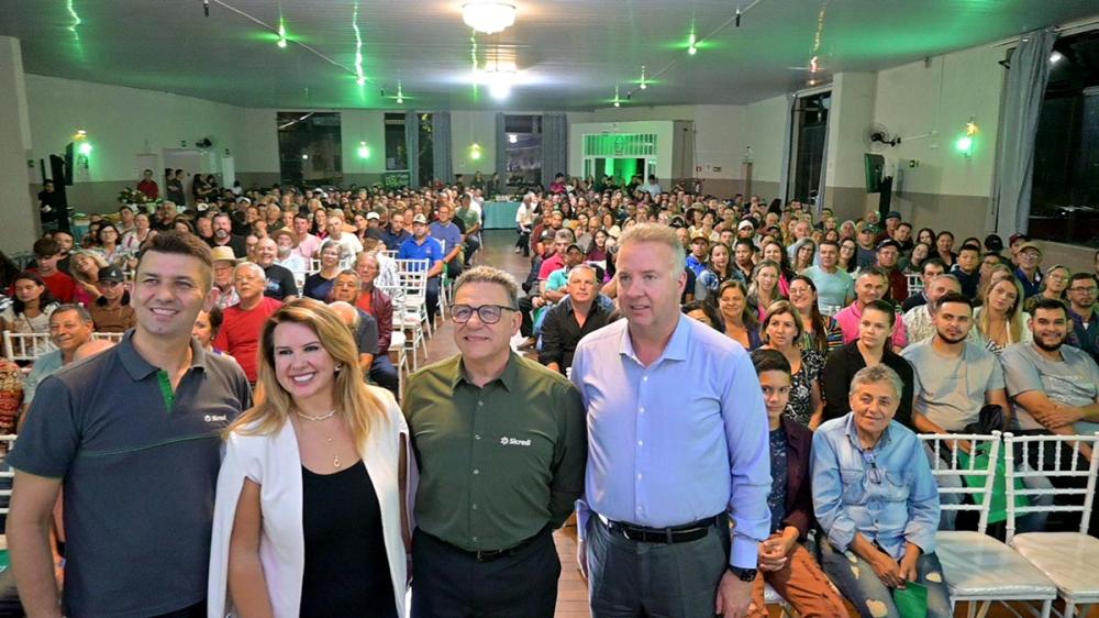 Comunidade e Sicredi: juntos por um futuro melhor. A Assembleia em Piraí do Sul reúne mais de 500 pessoas entre associados e convidados. Foto Toninho Anhaia.